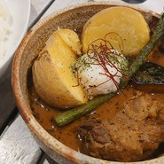 スープカレーチキンレッグ　じゃがいも（きたあかり）&半熟卵トッピング