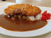 ころもがサクサクで美味しいカツカレー。フードコートの洋食カフェ。