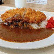 ころもがサクサクで美味しいカツカレー。フードコートの洋食カフェ。
