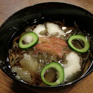 冷たいじゅんさいの蕎麦