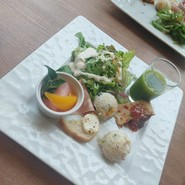 野菜たっぶりの前菜の盛り合わせです。　