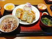 蓮根の挟み揚げ定食、五穀米と味噌汁でヘルシーに。#和食