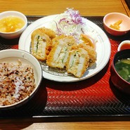 蓮根の挟み揚げ定食、五穀米と味噌汁でヘルシーに。#和食