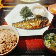 鯖の炭火焼五穀米定食。脂が乗って身が詰まった美味しい鯖でした。#和食