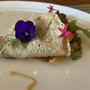 前菜　ライ麦ガレット山の恵みとサラダのブーケスタイル