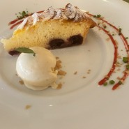 デザート　チェリーとオレンジのクラフティ　バニラアイスクリーム添え