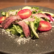 和牛のタリアータ　サラダ仕立て