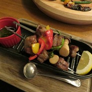 羊肉の串焼き　ローズマリーの香り