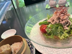 冷やし中華に追加でシュウマイと杏仁豆腐のセットら。ら