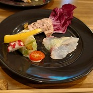 前菜の盛り合わせ　真鯛のカルパッチョ・エビとアボカドのサラダロール・イベリコ豚のテリーヌ
