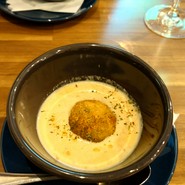 オマールエビのビスク　イカ墨のアランチーニ