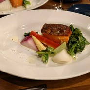 タスマニアトラウトサーモンのミ・キュイ冬野菜と