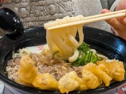 人気のごぼ天肉うどんです。資さんうどん足立鹿浜店。