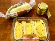 『カレーチキンサンド』550円（税別）、『トリュフバター香るたまごサンド』850円（税別）