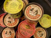 お店の看板商品『ローストナッツ缶』2,000円（税別）