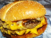 ドロドロチーズと肉厚ダブルパティのハンバーガー。