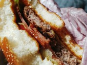 ハンバーガーをガブり！