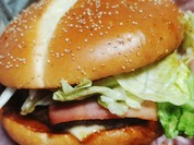 ベーコンとレタスと肉厚パティのハンバーガー。