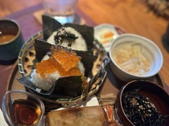 丁寧に作られたおにぎりに小鉢。春巻きもプリプリのエビがなんとも言えない美味しさでした。また伺います。