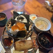 丁寧に作られたおにぎりに小鉢。春巻きもプリプリのエビがなんとも言えない美味しさでした。また伺います。