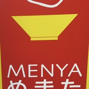 あまり目立たない地味目な看板です！