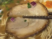 厚切りで大ぶりのチャーシュー！