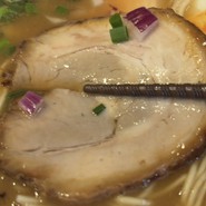 厚切りで大ぶりのチャーシュー！