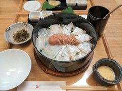 友人と行きました。私は半炙りにしてもらいました。右側半分が炙られてます。おいしくいただきました。