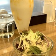 レディースセットのドリンクとサラダ