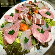 自家製ハムと季節の前菜サラダ　950円〜