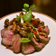 子羊のロースト　肩ロースなので骨もなく　摘みやすいです