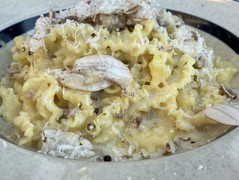 鴨肉のサルシッチャとブラウンマッシュルームのフンギカルボナーラ