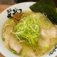 海苔とネギとチャーシュー、人気の塩ラーメン