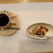 にぎり御膳の最後のコーヒーとデザート、わらび餅は美味しかった。人気のようです。
