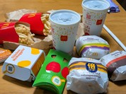 マックデリバリーしたハンバーガーとポテトとドリンク
