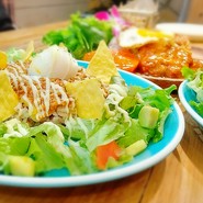 カラフルなハワイ料理、タコライス。Aloha！