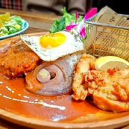 カラフルなハワイ料理、ロコモコプレート。Aloha！