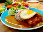 ハンバーグ&目玉焼きカレー。Aloha！