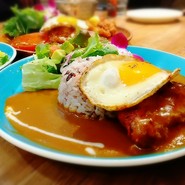 ハンバーグ&目玉焼きカレー。Aloha！