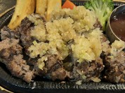 ハンバーグは先に全部切りました！