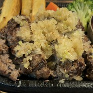 ハンバーグは先に全部切りました！