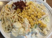 サラダバーなので山盛りサラダの完成です！