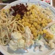 サラダバーなので山盛りサラダの完成です！