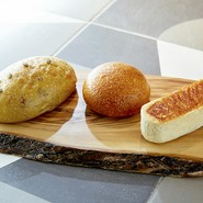 『野菜の美・食パン』、『焼きカレーパン』、『フロマージュフォカチャ』