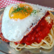 目玉焼きが嬉しいスパゲッティミートソース（パスタ）
