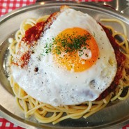目玉焼きオンのスパゲッティミートソース