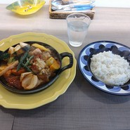 メイン料理、鶏肉と野菜のワインビネガーの煮込み