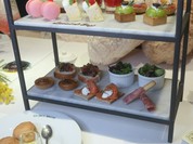 ドゥマゴのくまたちと楽しむアフタヌーンティー（下段はスイーツでなくお料理が用意されています）