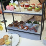 ドゥマゴのくまたちと楽しむアフタヌーンティー（下段はスイーツでなくお料理が用意されています）