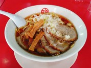 あっさり素朴な醤油スープと食べごたえのあるチャーシュー、モチモチ太麺のチャーシュー麺。